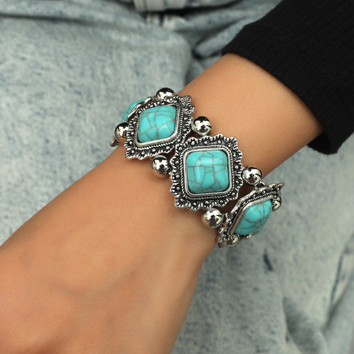 White Gold Relic Bracelet Elegant Design Timeless Accessory 1