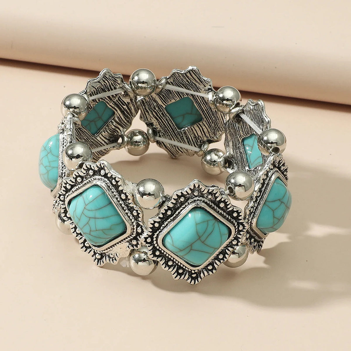 White Gold Relic Bracelet Elegant Design Timeless Accessory 0